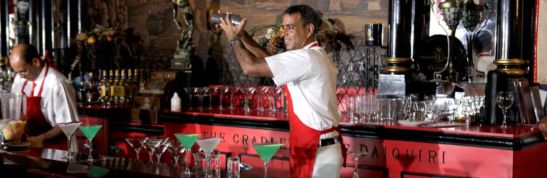 Barmans-preparan-tragos-tradicionales-cubanos-CubaTravel